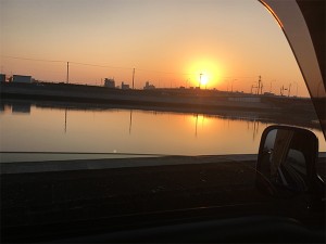 軽トラックから見える日の出橋の日の出